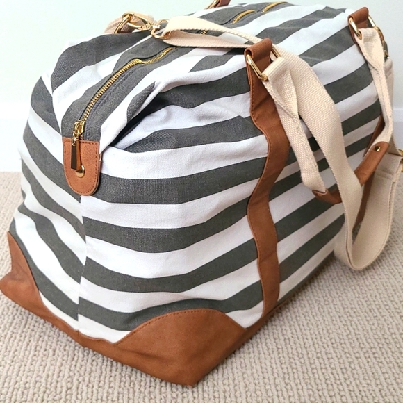 Weekender Bag - Picture 2 of 7